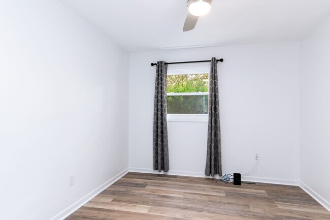 Building Photo - 4 bed/3 bath Walk to Lane Stadium Pet Frie...