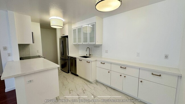 Building Photo - Beautifully Renovated Condo in Prime Location