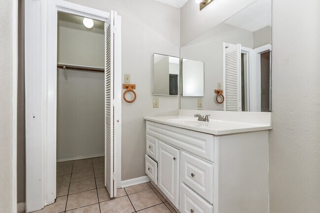 Building Photo - 10111 King Ranch Ln