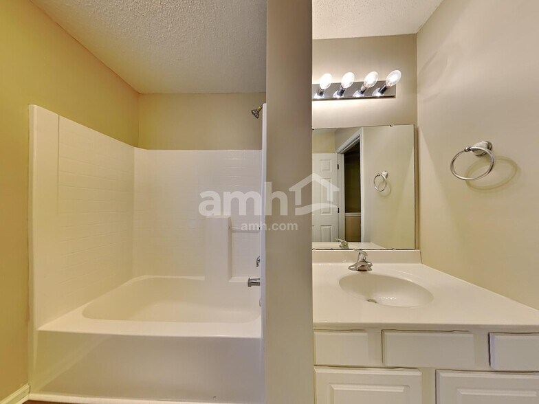 Building Photo - 110 Macallan Ct