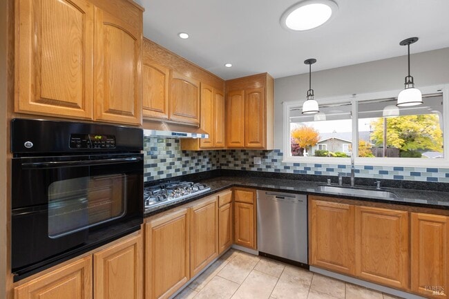 Building Photo - 700 Tamarack Dr