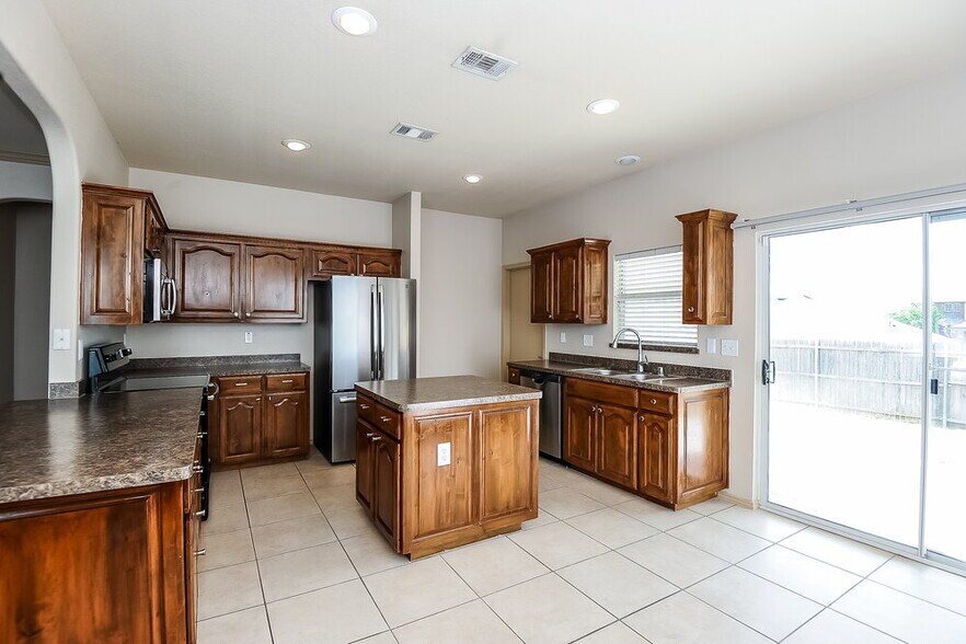 Building Photo - 9925 Fressia Ln