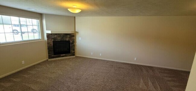 Building Photo - Location, Charm and Comfort!