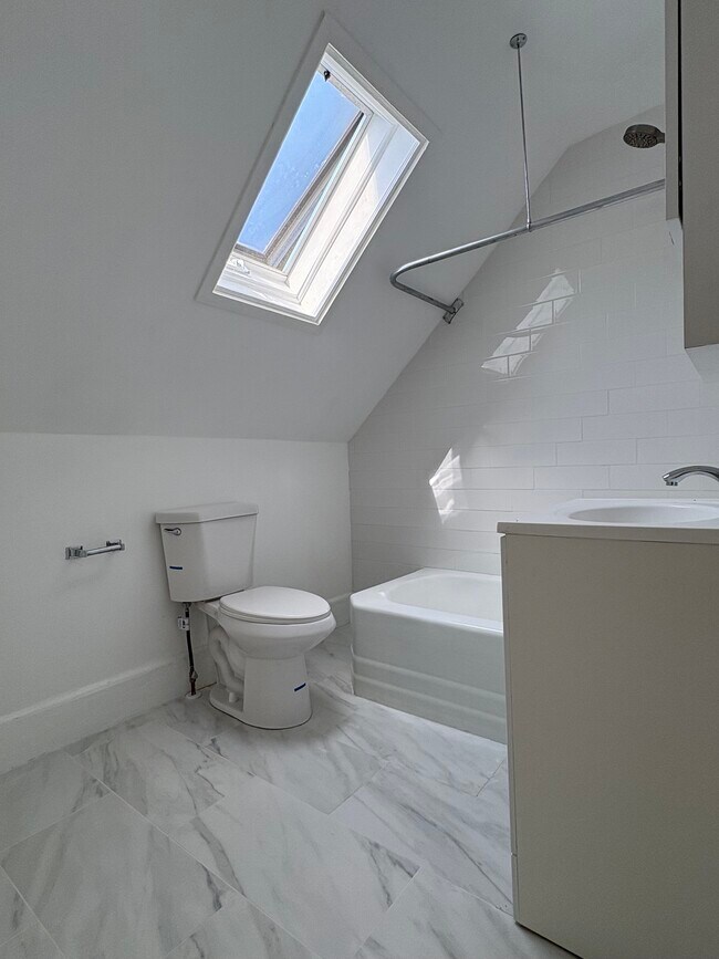 Building Photo - 9 Knapp St