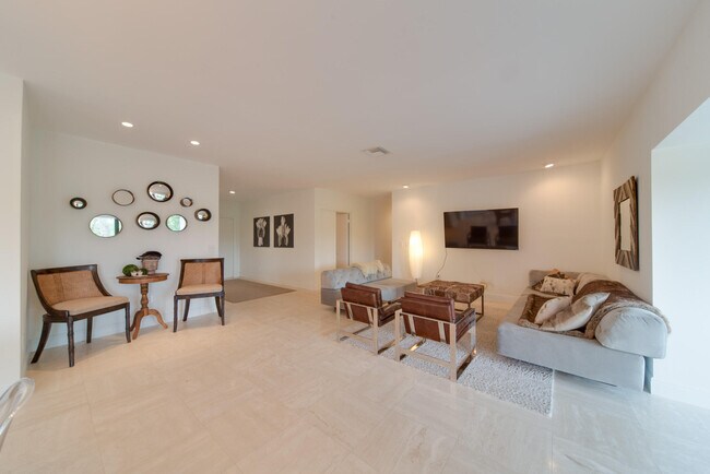 Building Photo - 11397 Pond View Dr