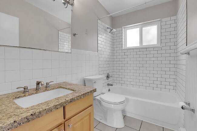 Building Photo - $1,995 - 3 Bed, 1 Bath Duplex Unit in Litt...
