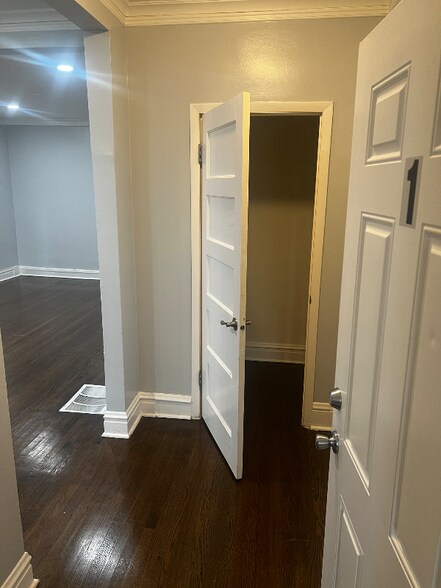 Primary Photo - 6938 S Green St