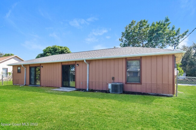 Building Photo - 647 Pampas St NW