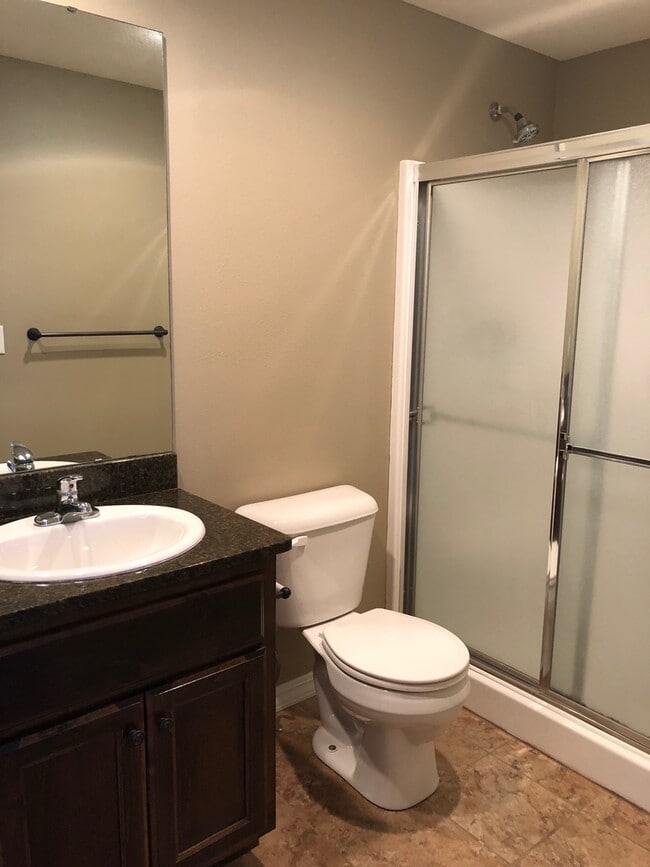 Building Photo - All Brick 3 bedroom 2.5 Bathrooms