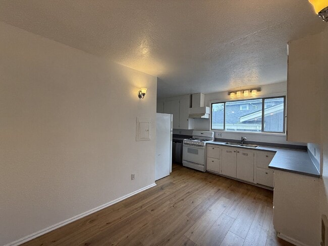 Building Photo - 777 W 10th Ave