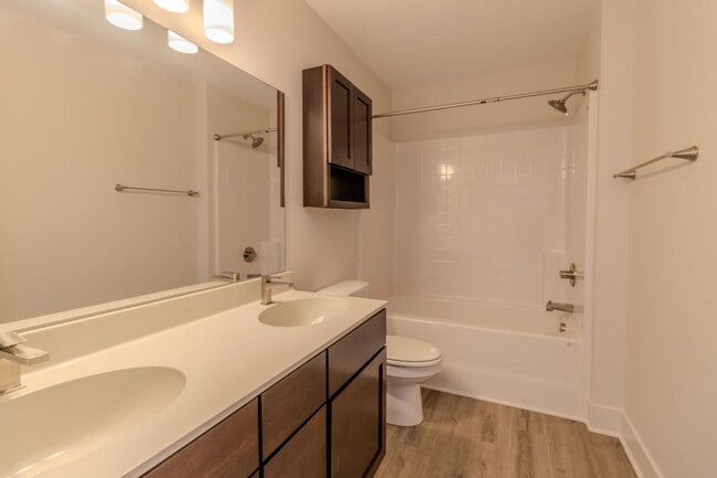 Building Photo - 1502 Simsbury St