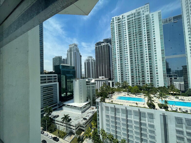 Building Photo - 999 Brickell Bay Dr