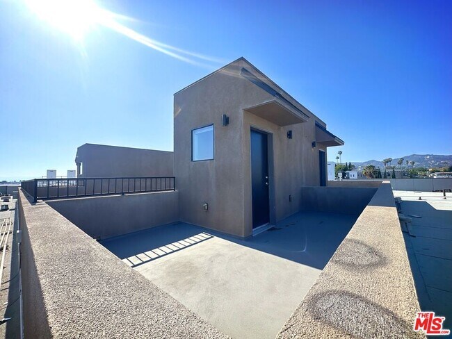 Building Photo - 552 N Hobart Blvd