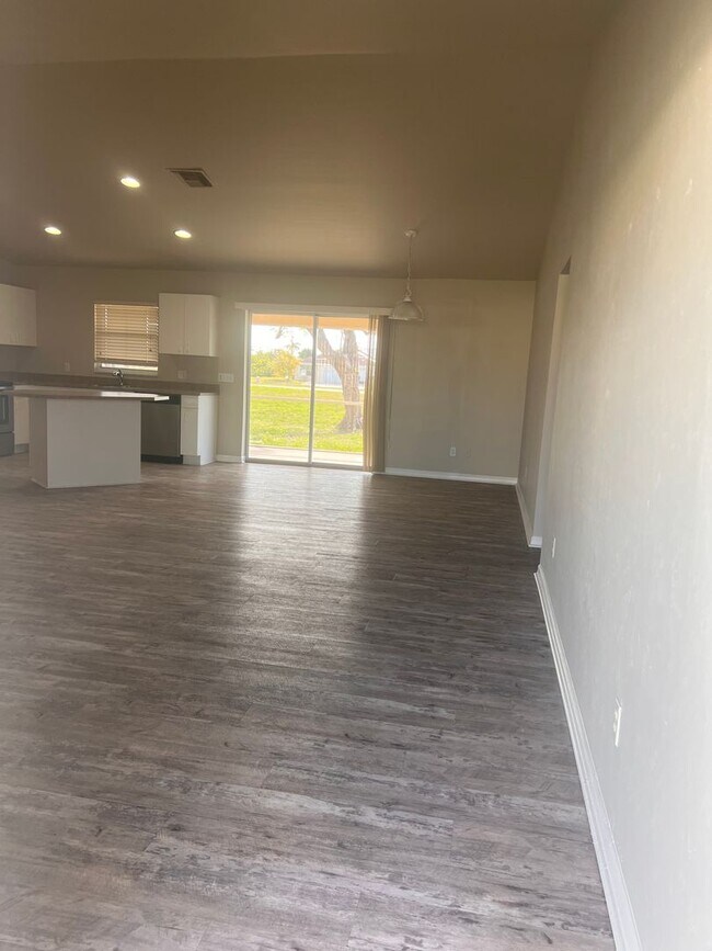 Building Photo - Lovely Home in Central Location