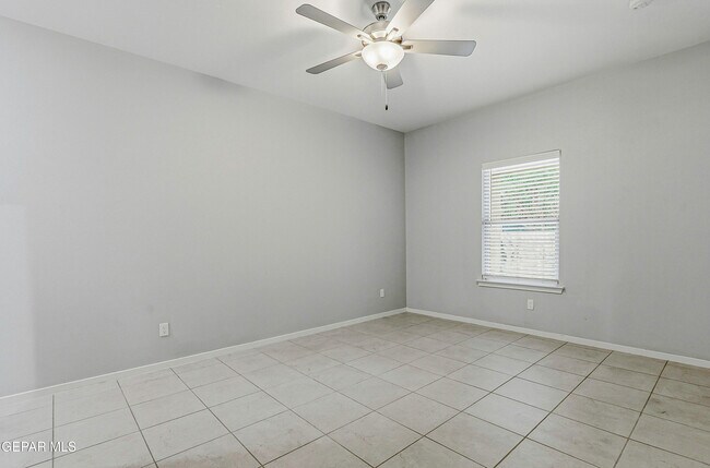 Building Photo - 11500 Summer Dr