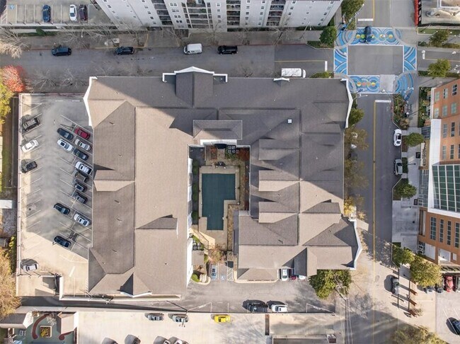 Building Photo - 1074 Peachtree Walk NE