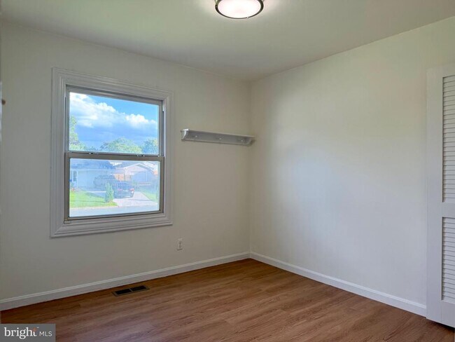 Building Photo - 606 W Beech Rd