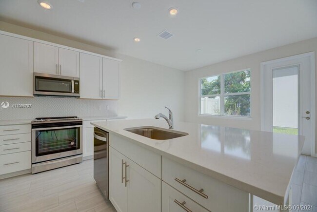 Building Photo - 1585 Evergreen Terrace