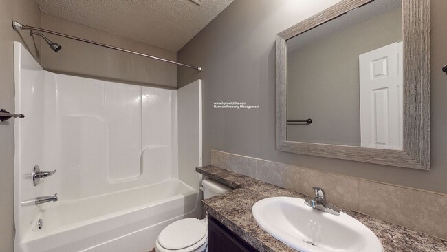 Building Photo - 3 Bed 2 Bath Duplex Unit Near 13th & Zoo Blvd