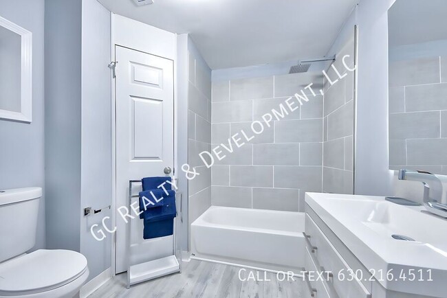 Building Photo - 460 W 28th Pl
