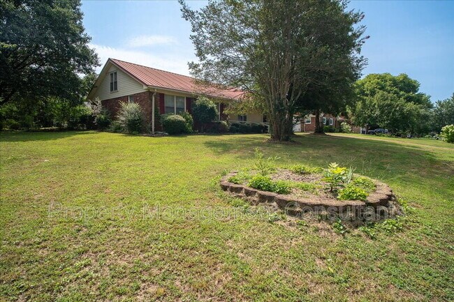 Building Photo - 2524 Chickasaw Dr