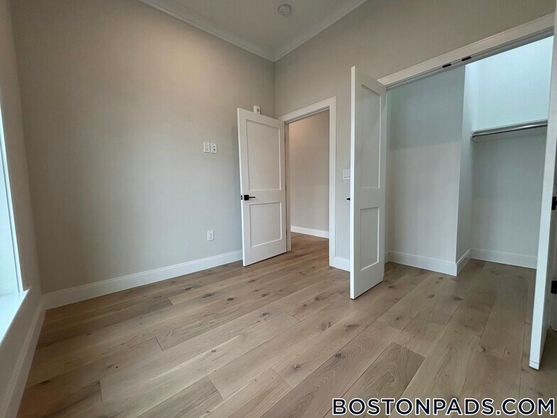 Building Photo - 157 Everett St