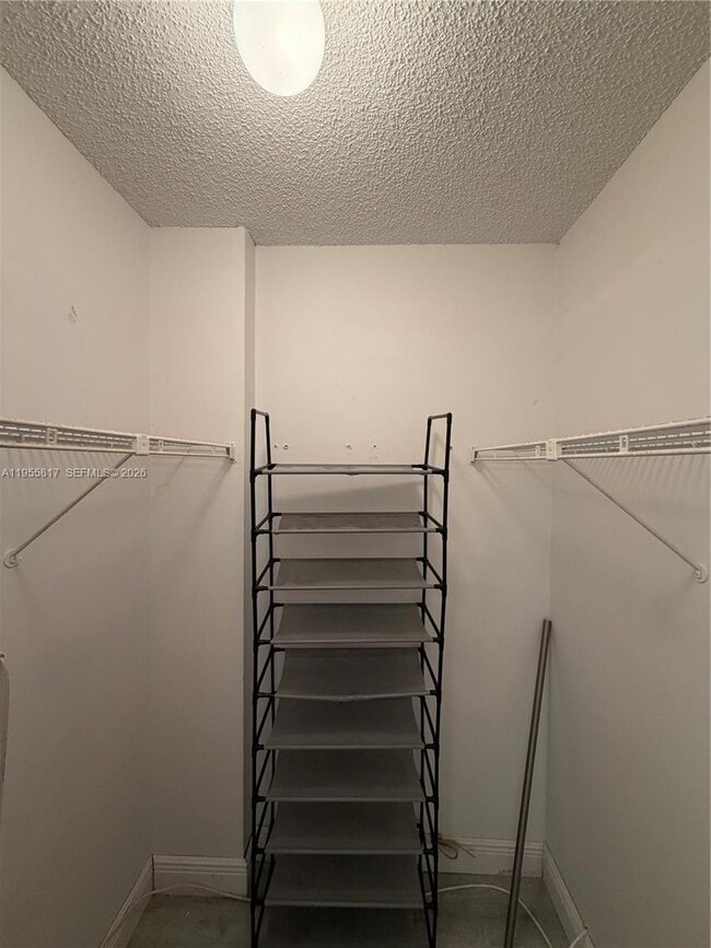 Building Photo - 3910 Inverrary Blvd