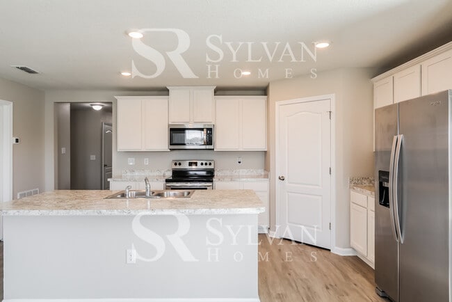 Building Photo - Move-in ready for new residents!