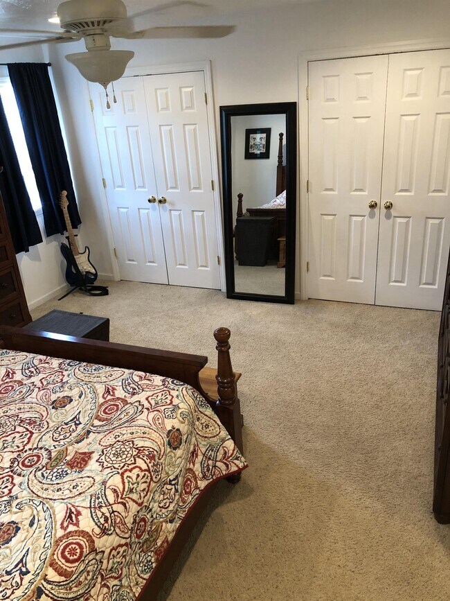 Building Photo - 2020 Grandview Dr