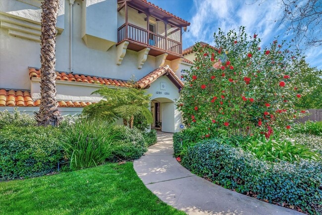 Building Photo - Spacious Townhome in Palo Alto