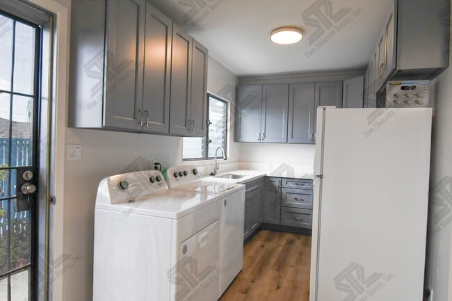 Building Photo - 4 bedroom, 3 bath attached home.