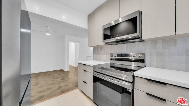 Building Photo - 621 San Vicente Blvd
