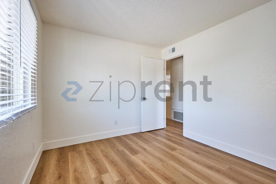 Building Photo - Unit A