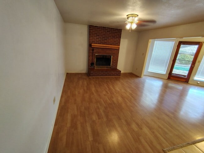 Building Photo - 1136 Cambridge Ct