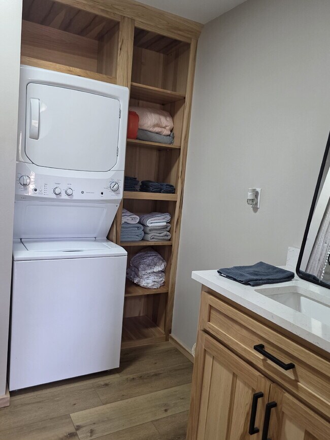 Building Photo - Beautiful peaceful 2/1 for rent! Fully furnished