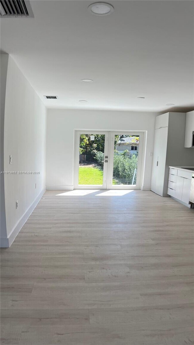 Building Photo - 2800 SW 25th St