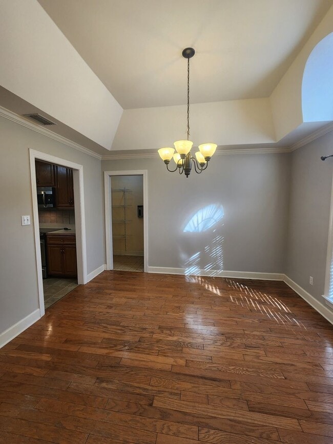 Building Photo - Spacious 4BR Home with New LVP Flooring an...
