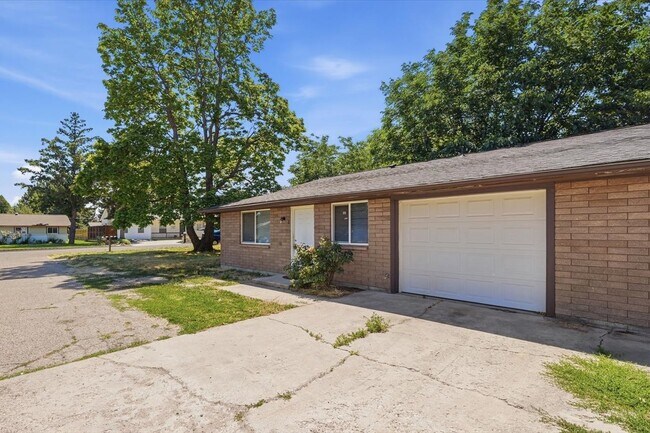 Building Photo - 3114 Iowa Ave