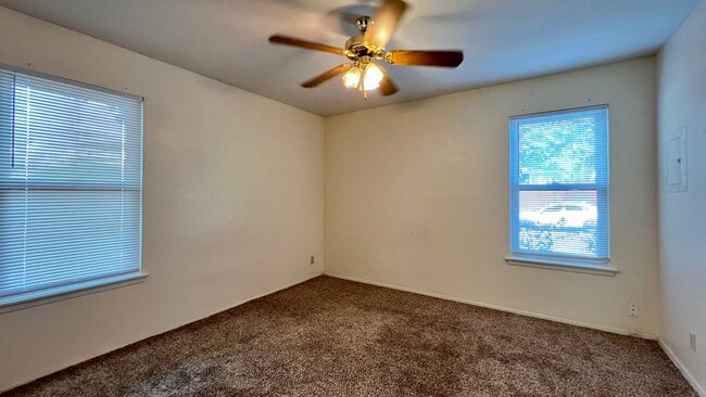 Building Photo - 2/1 Cottage in Great Location!