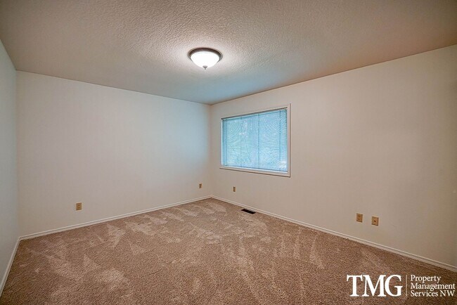 Building Photo - 3841 SE Madsen Ct