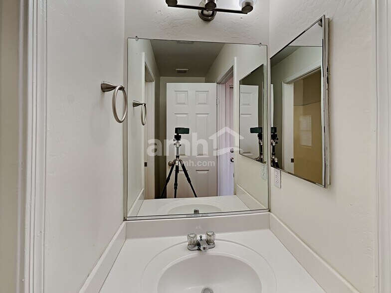 Building Photo - 1030 S 223rd Ln