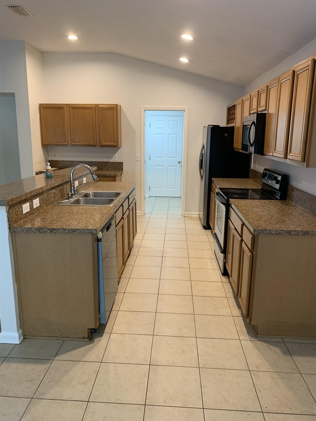Building Photo - 100 Camden Cay Dr