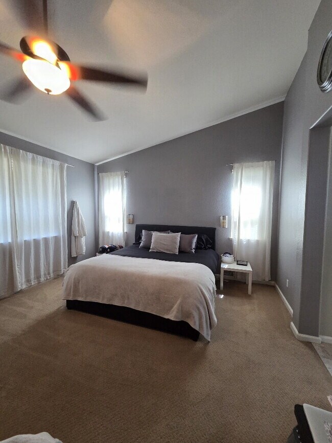 Building Photo - "Spacious 5-Bed home with 4 Baths Home for Rent!