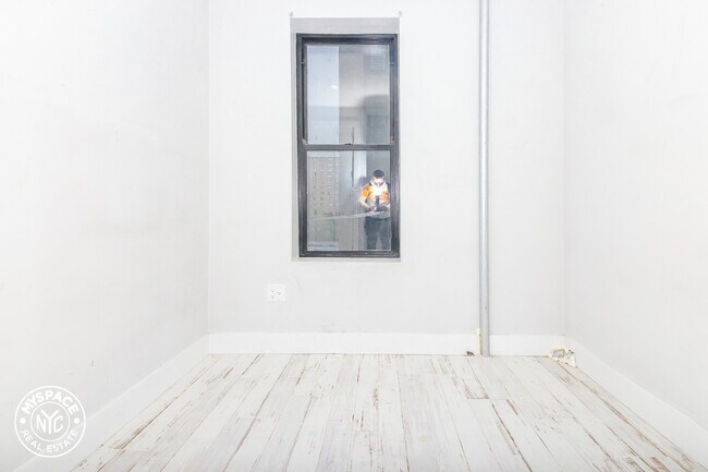 Building Photo - 75 Varet St