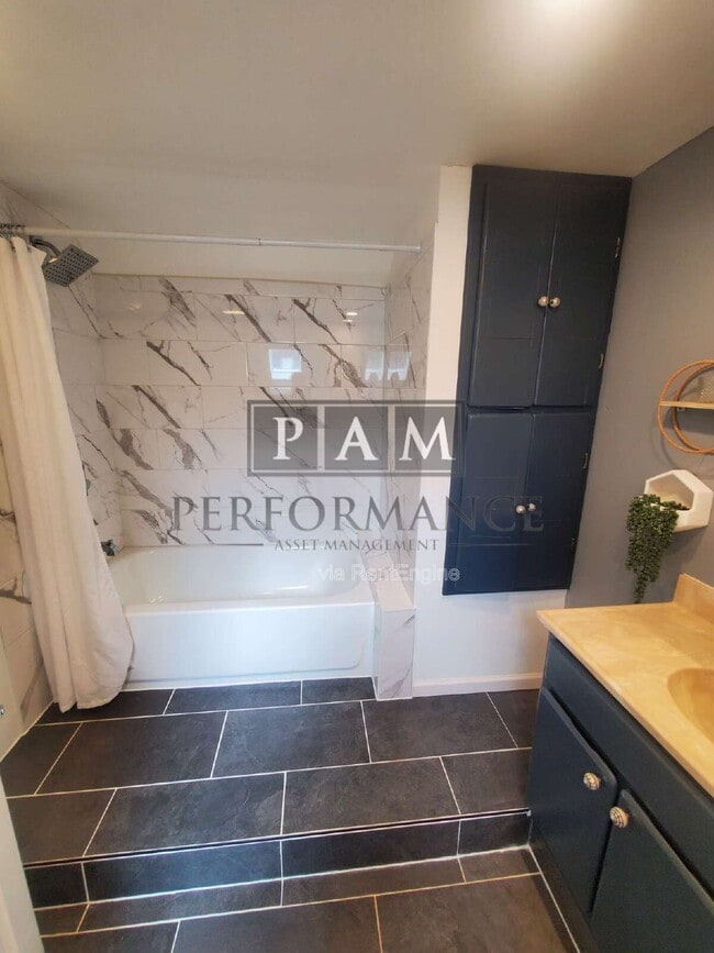 Building Photo - 2829 S Howell Ave