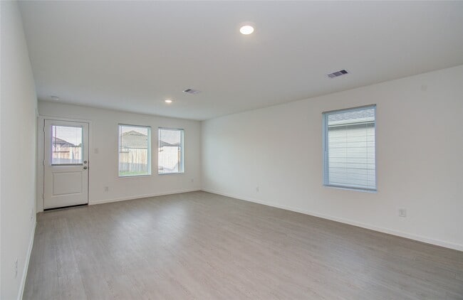 Building Photo - 25364 Carnation Ct