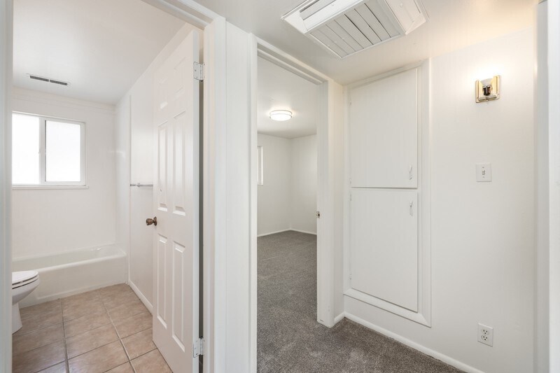Building Photo - 1069 S 80 E