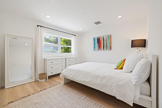 Building Photo - 425 10th Ave