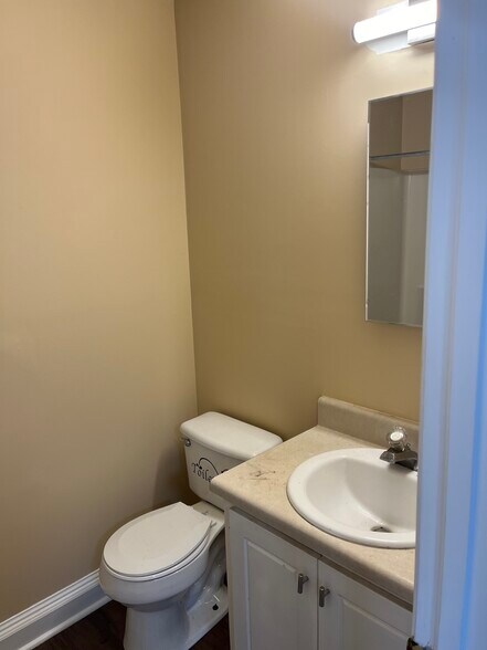 Building Photo - 2707 Landing Loop Dr