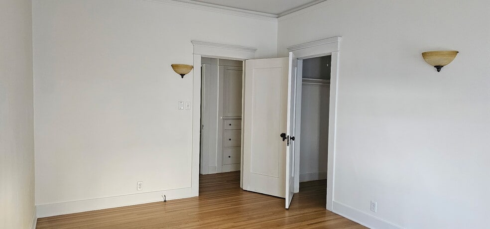 Walk-in closet - 218 1/2 N Kenmore Ave